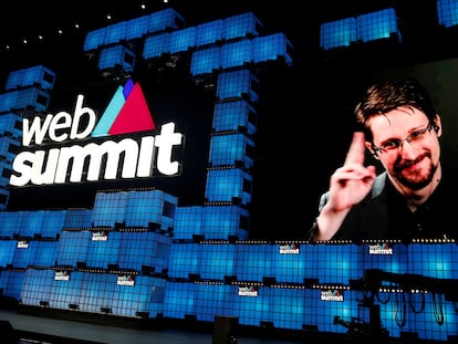 Edward Snowden, denunciante del espionaje de la NSA y emblema del 'whistleblower' ("denunciante"), participa por videoconferencia en el Web Summit celebrado en Lisboa en 2019.