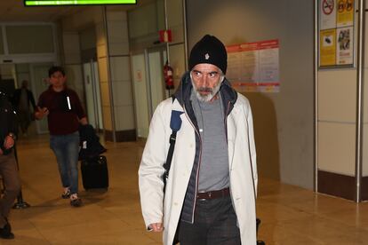 Imanol Arias, en el aeropuerto de Barajas.