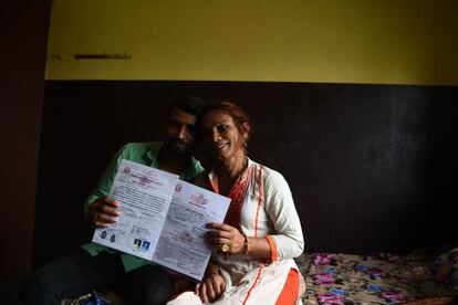 Monika Shahi Nath y su marido Ramesh Nath Yogi posan con su certificado oficial de matrimonio.