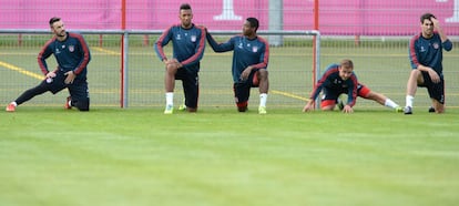 Contento, Boateng, Alaba, Goetze y Javi Martínez calientan durante el entrenamiento.