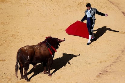 El diestro Francisco Rivera Ordoñez 'Paquirri' recibe a su primer toro, durante la LXI edición de la tradicional corrida goyesca de Ronda.