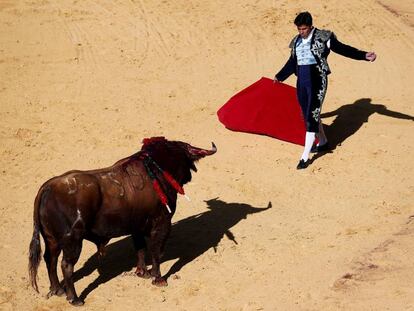 El diestro Francisco Rivera Ordoñez 'Paquirri' recibe a su primer toro, durante la LXI edición de la tradicional corrida goyesca de Ronda.