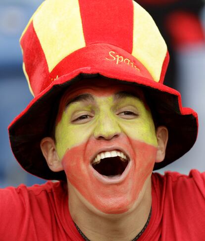 Un seguidor español anima a <i>La Roja</i> desde las gradas del estadio de Durban.