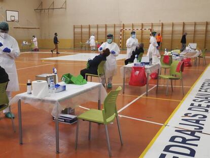 Sanitarios trabajan realizando test de antígenos a los vecinos de la localidad de Pedrajas de San Esteban, Valladolid, Castilla y León.