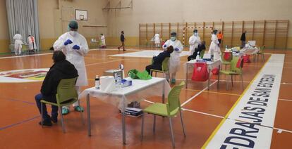 Sanitarios trabajan realizando test de antígenos a los vecinos de la localidad de Pedrajas de San Esteban, Valladolid, Castilla y León.