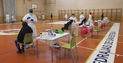 Sanitarios trabajan realizando test de antígenos a los vecinos de la localidad de Pedrajas de San Esteban, Valladolid, Castilla y León.