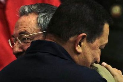 El dirigente cubano Raúl Castro recibe en La Habana el abrazo del presidente de Venezuela, Hugo Chávez, de visita en el país