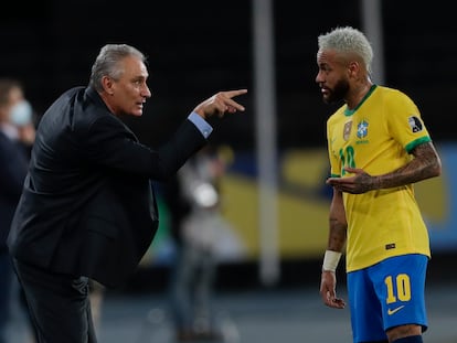 Tite dá instruções a Neymar na partida contra o Peru.