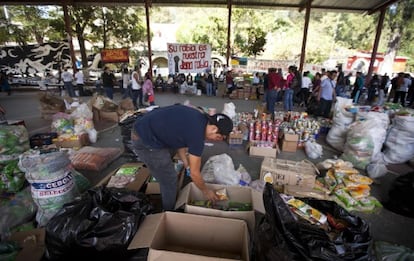 Familiares y normalistas reciben apoyo en especie proveniente de la Ciudad de México en la escuela rural de Ayotzinapa. 