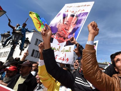 Un grupo de manifestantes protesta en Rabat el pasado domingo contra el secretario general de la ONU, Ban Ki-Moon.