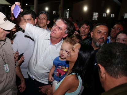 Bolsonaro, junto a varios simpatizantes, en agosto.