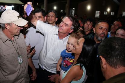 Bolsonaro, junto a varios simpatizantes, en agosto.