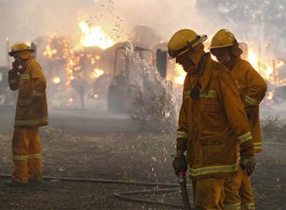 Un grupo de bomberos lucha contra el fuego en el sur de Australia, a 125 kilómetros de Melbourne