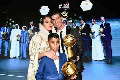 Cristiano Ronaldo, Georgina Rodriguez y Cristiano Jr., en los Dubai Globe Soccer Awards, la pasada semana.