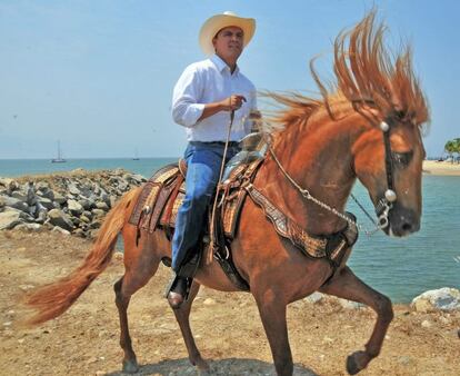 Roberto Sandoval en la tradicional cabalgata en Bucerías.