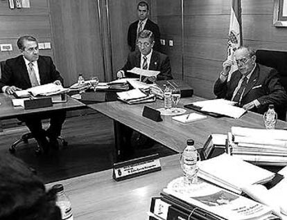 De izquierda a derecha: Xosé Cuiña, Jaime Pita y Manuel Fraga, ayer durante la reunión del Consejo de Gobierno.
