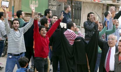 Manifestantes egipcios sostienen copias del Corán, este viernes en El Cairo.