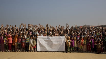 Niños refugiados rohingya elevan sus manos y gritan que no volverán a Birmania durante una manifestación en Kutupalong, cerca de Cox's Bazar en Bangladés.