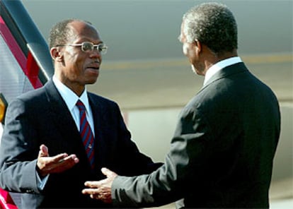 Aristide (izquierda) es recibido por el presidente surafricano, Thabo Mbeki, en Johanesburgo.