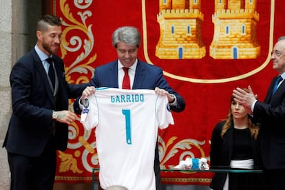 Sergio Ramos , entrega una camiseta conmemorativa al presidente de la Comunidad de Madrid, Ángel Garrido.