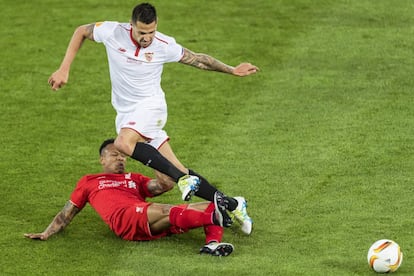 Vitolo pierde el balón ante Nathaniel Clyne durante el partido por la final de la Liga Europa. 