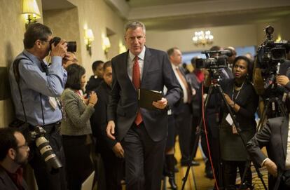 El alcalde de Nueva York, Bill de Blasio, llega a la rueda de prensa tras la reuni&oacute;n de alcaldes en Washington.