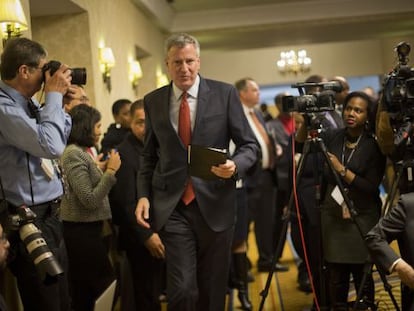 El alcalde de Nueva York, Bill de Blasio, llega a la rueda de prensa tras la reuni&oacute;n de alcaldes en Washington.