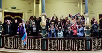 Celebraciones tras la aprobación de la 'ley trans' en la tribuna de invitados del Congreso. 