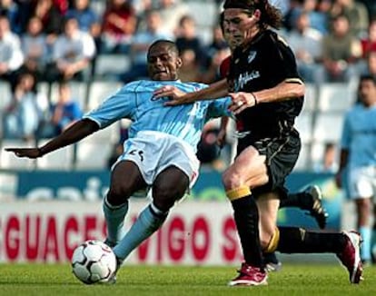 El jugador del Celta Catanha (izda.) pelea por el balón con Lozano.