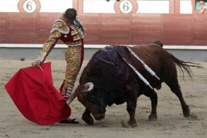 Serafín Marín, en su primer toro.