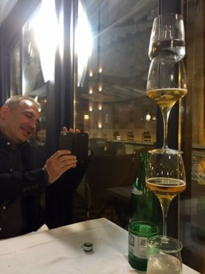 El sacerdote Vallejo, haciendo una foto en un restaurante.