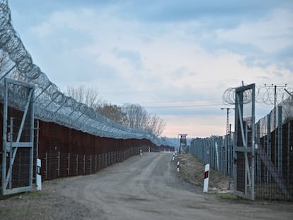 Valla fronteriza entre Hungría y Serbia, cerca del pueblo húngaro de Roszke, el 27 de noviembre.