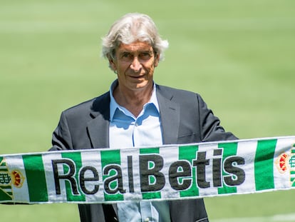 Manuel Pellegrini posa como nuevo entrenador del Betis este lunes.