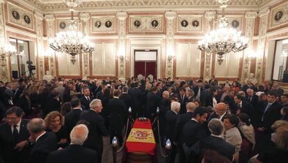 Vista del salón de los Pasos Perdidos durante la capilla ardiente.