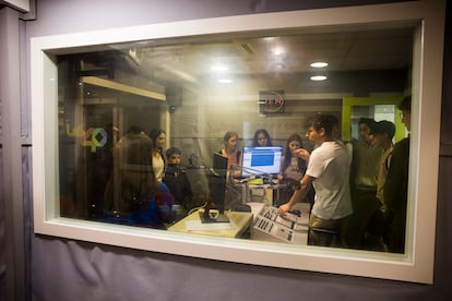 Iván Montáns explica cuestiones técnicas a los estudiantes en Radio Pontevedra.