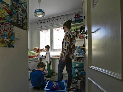 Una mujer cuidad a sus hijos durante los días de confinamiento, en Madrid.