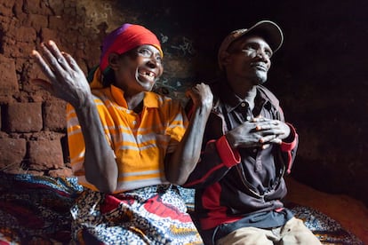 Pasar de la choza a vivir en una casa es el primer paso para la aceptación de los batwa por el resto de la sociedad. Este matrimonio de pigmeos disfruta de su nueva vivienda de paredes de adobe y techo de teja en el remoto poblado de Gatwe.