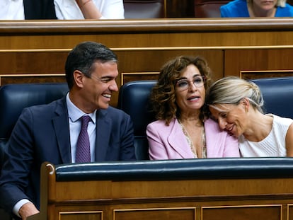 El presidente del Gobierno, Pedro Sánchez, la vicepresidenta primera, María Jesús Montero, y la vicepresidenta segunda,Yolanda Díaz, durante el pleno del Congreso del 30 de mayo.