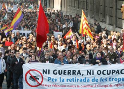 La marcha contra la ocupación de Irak recorre las calle de Valencia.