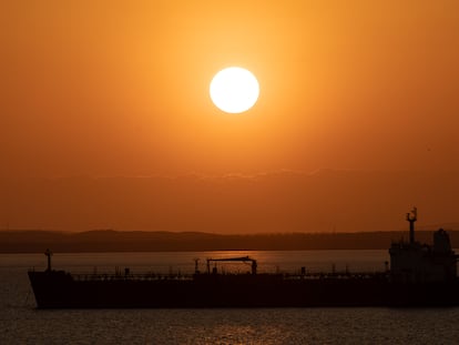 Un buque transporta combustibles en el Lago de Maracaibo, Venezuela, el 9 de febrero de 2024, en Maracaibo.