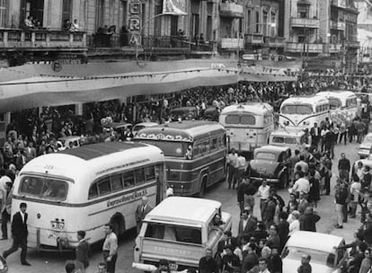 Lneas de colectivos en la avenida Almirante Brown de Buenos Aires, en el barrio de La Boca, en los a?os sesenta.