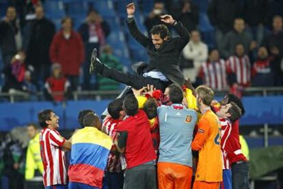 Los jugadores del Atlético mantean a su entrenador, Quique Flores.