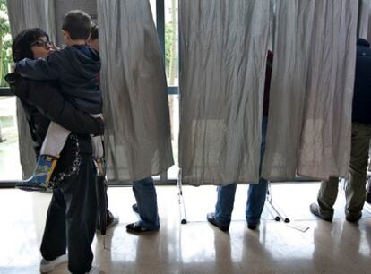 Votación en un colegio electoral de Valencia.