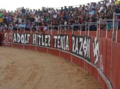 La plaza de toros con la pintada.