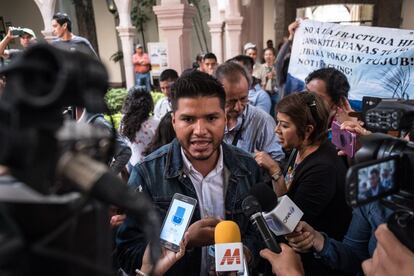 Michel Roxana es activista y antropólogo de la Universidad de San Luis Potosí: “Con estos proyectos que se tratan de implementar nunca se les ha tomado parecer a las comunidades, con lo cual se está vulnerando el principio básico a una consulta. Con la reforma energética ya se debió haber tomado en cuenta a los pueblos y comunidades indígenas, cosa que tampoco se hizo”. Roxana asegura que esto ya da pie a que las comunidades puedan proceder "para defenderse e impedir que se realicen contratos con empresas de hidrocarburos”.