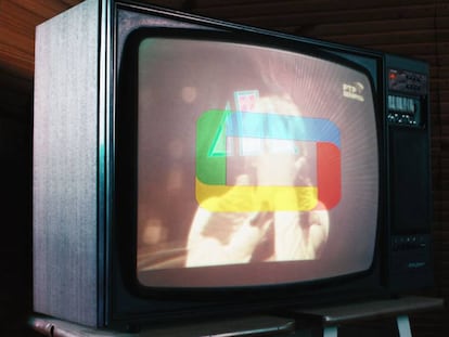 Televisor CRT con logo de Google TV.