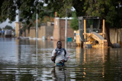 Un hombre se abre paso por el agua en las calles de N'Djamena, capital de Chad, tras las fuertes inundaciones debidas al desborde del río Chari en el mes de octubre. Decenas de miles de personas abandonaron sus hogares y fueron realojadas en campamentos en diversos puntos de la ciudad.