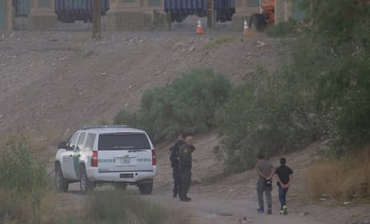 Dos migrantes logran entrar en EE UU y se entregan a la Border Patrol.