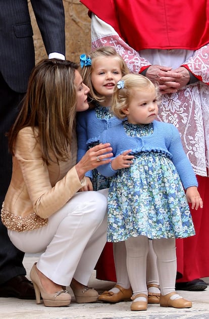  La princesa de Asturias Letizia Ortiz (i), habla con sus hijas Leonor (c) y Sofía antes de la tradicional misa de Pascua, al término de la Semana Santa, en Palma de Mallorca, el 12 de marzo de 2009.