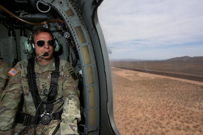 Militares estadounidenses sobrevuelan la frontera sur en un helicóptero Blackhawk en Douglas, Arizona.
